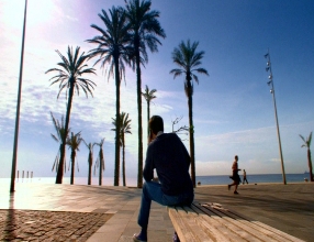 El "erasmus" de <i>Una casa de locos</i> tomaba el sol en la Barceloneta