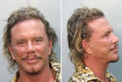 Mickey Rourke sonr�e en su ficha policial con  camisa hawaiiana incluida
